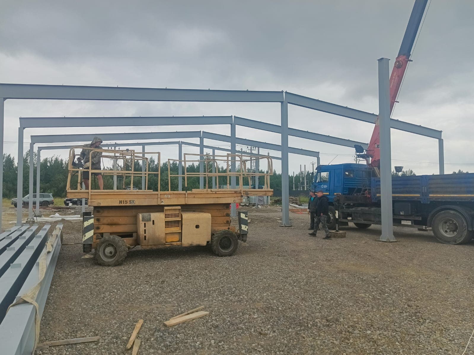 Монтируем металлоконструкцию каркаса здания