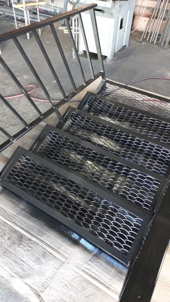 Сделали металлические лестницы и площадки