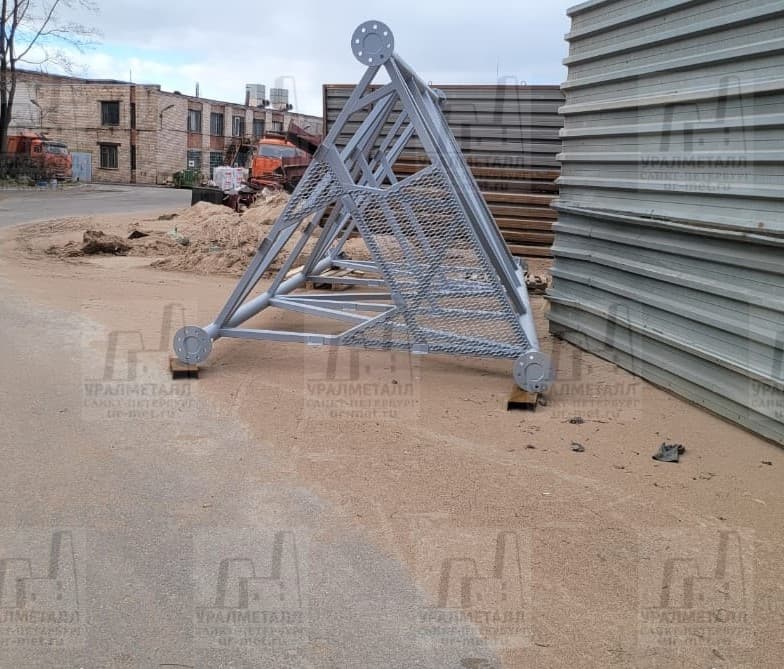 Секции башни дымоходов ждут отгрузки