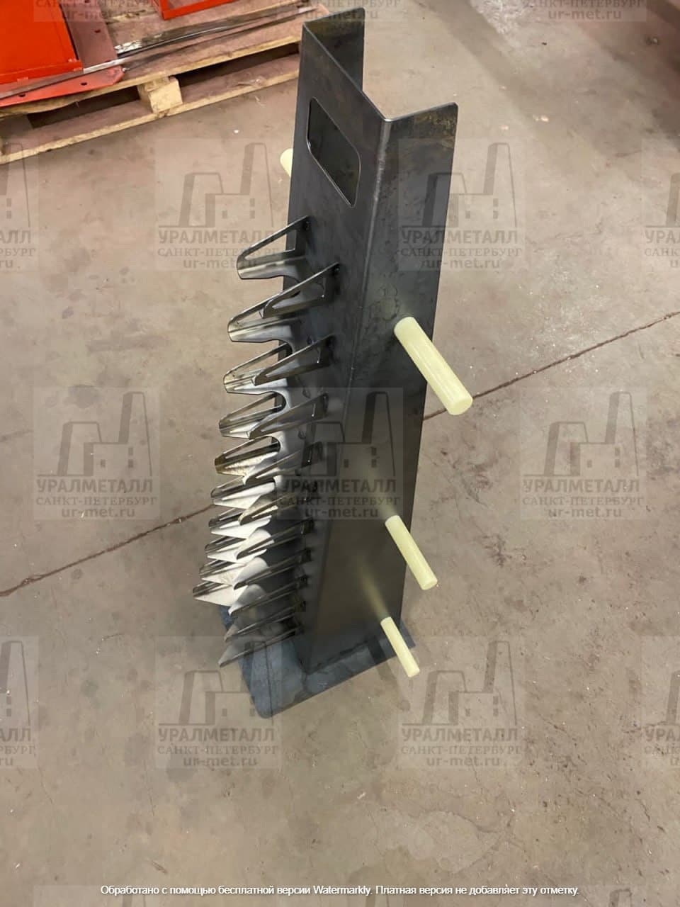 Изготовили стойки для товаров